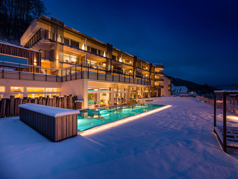 Das moderne Hotelgebäude bei Nacht.