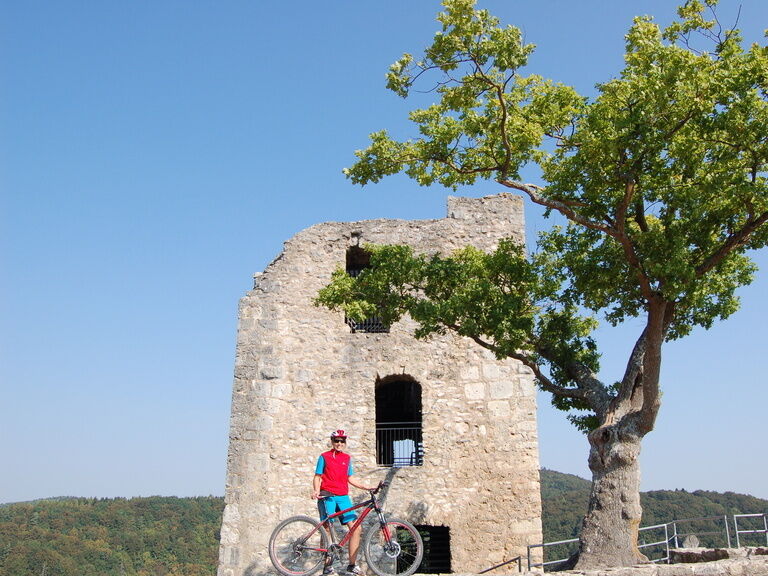 Turm der Burgruine Neideck im Wiesenttal der Fränkische Schweiz